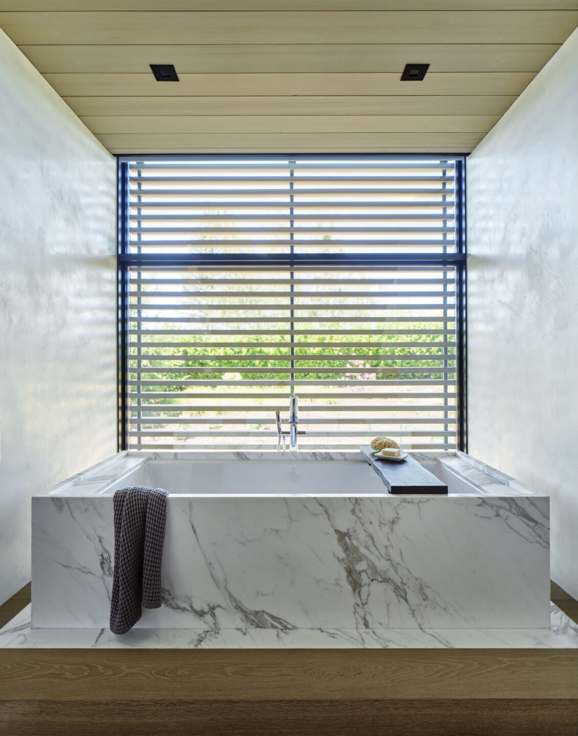 Jennifer-Robin-Interiors-Atherton-Estate-California-Soaking-Tub